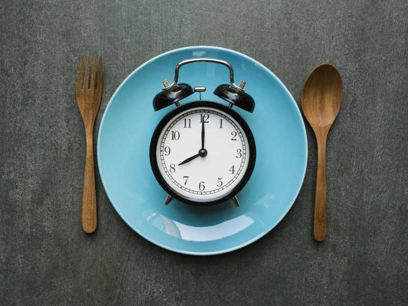 يربك الساعة البيولوجية.. تعرَف إلى أضرار العشاء المتأخر