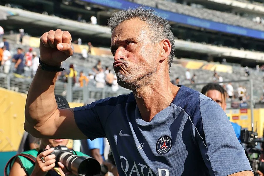رسائل جمهور برشلونة تنهال على إنريكي بعد اكتساحه ريال مدريد