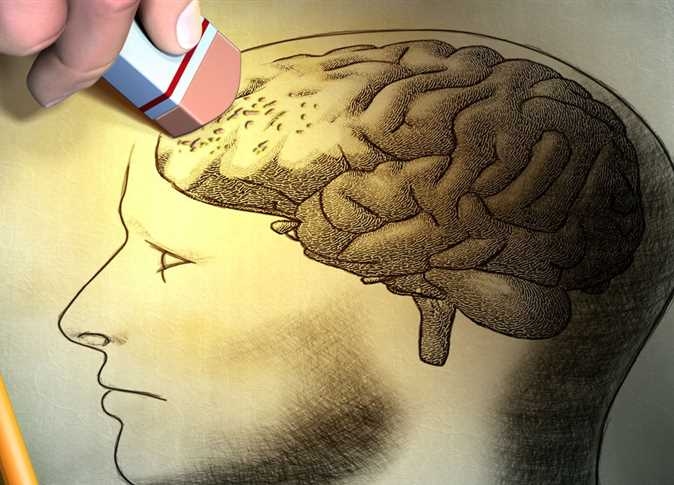 مضغ العلكة والمشي للخلف وأشياء أخرى غريبة.. نصائح للحفاظ على صحة دماغك