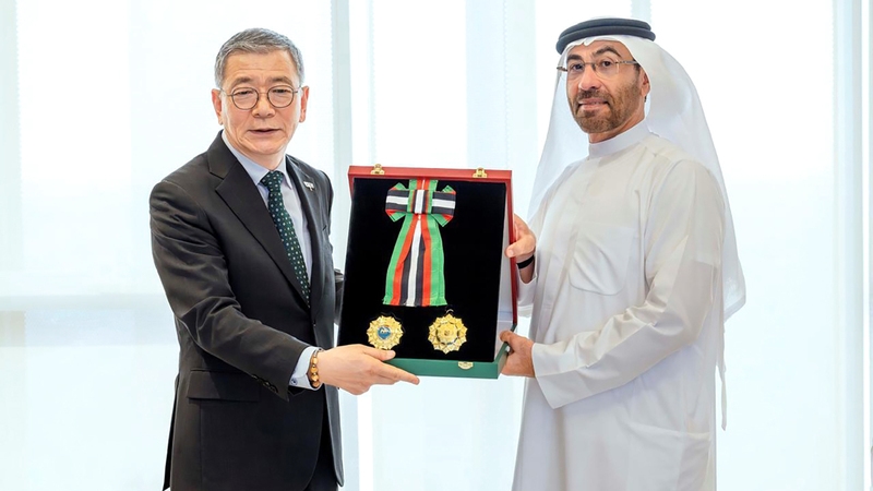 رئيس الدولة يمنح السفير الكوري وسام الاستقلال من الطبقة الأولى
