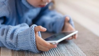 طفل أمام الشاشات الإلكترونية.. ومهارات تتلاشى