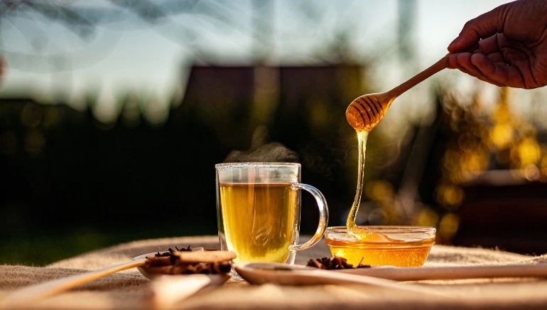 «ماء العسل» في الصباح.. 7 فوائد صحية هامة
