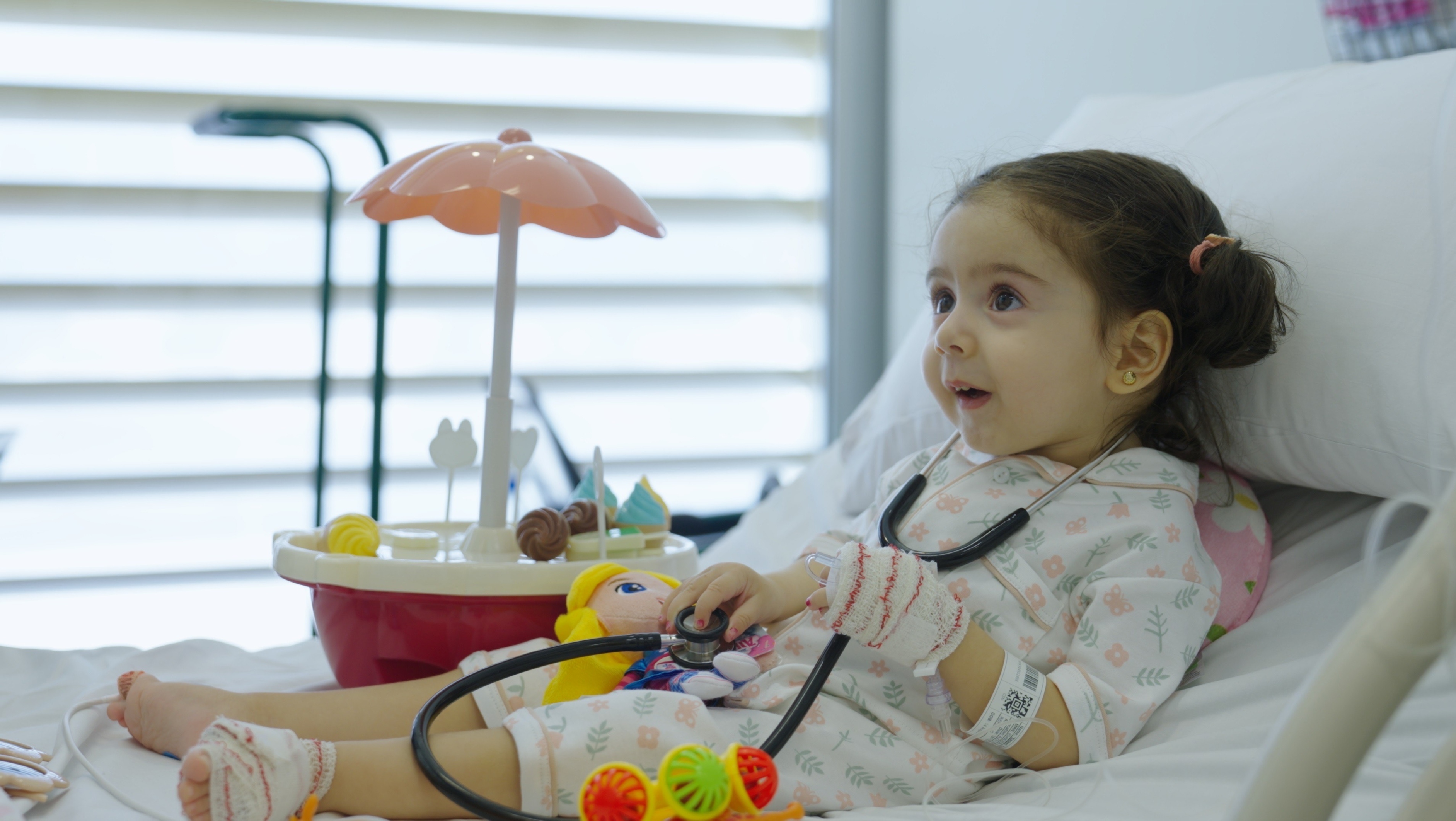 الطفلة السورية "يقين" تتلقى العلاج الجيني "زولجنسما" في مستشفى الجليلة بدبي