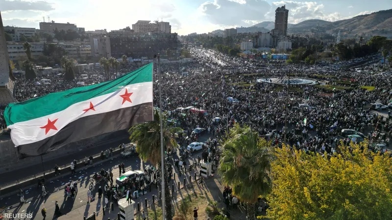 فنان سوري معروف: "نظام بشار حكمني إعدام بسبب صورة مع فلسطينيين من الـ48"