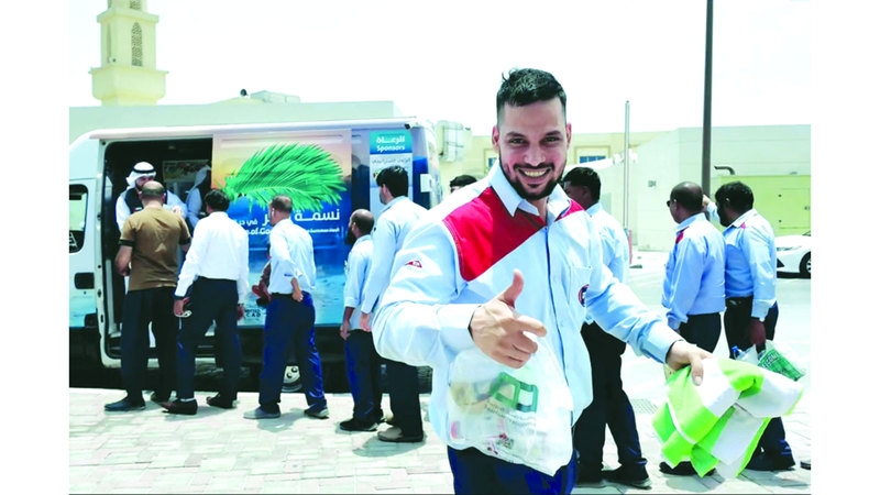 سيارات «دبي الخيرية» تُوزّع المرطبات على العمال