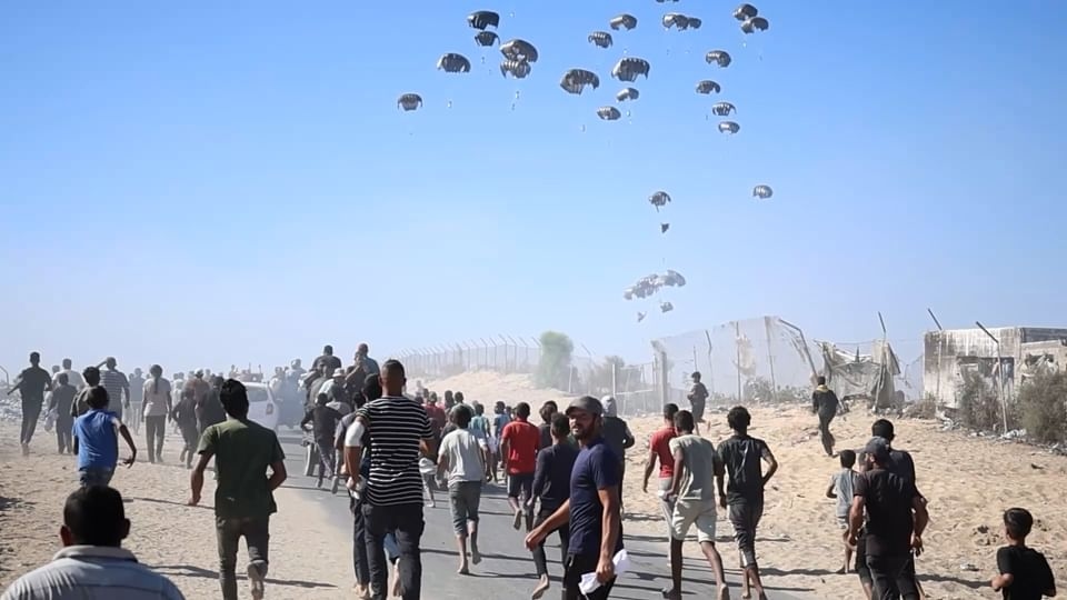 الإمارات تواصل إسقاط المساعدات لليوم الثاني على التوالي فوق غزة ضمن عملية "طيور الخير"