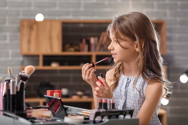 خبراء يحذرون من مستحضرات التجميل للأطفال