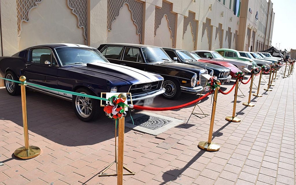 شرطة عجمان تطلق خدمة تمليك لوحات المركبات الكلاسيكية عبر تطبيقها الذكي