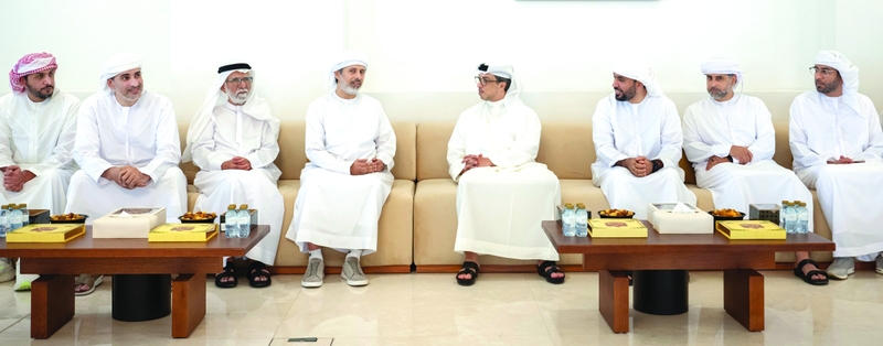 منصور بن زايد يعزي في وفاة صالح مبارك المنهالي