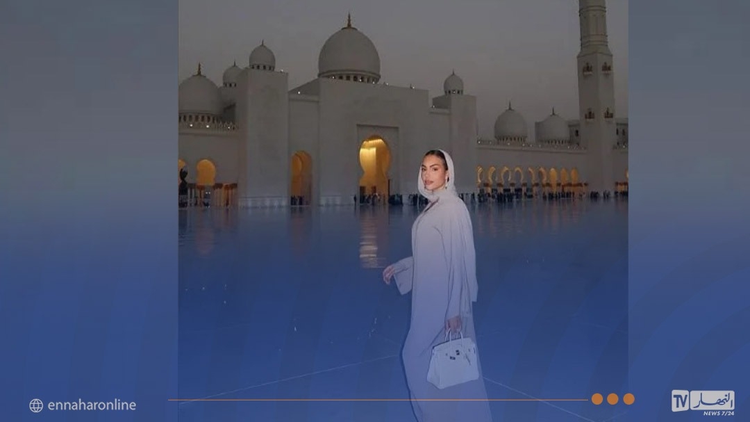 بعد وشم ابعد عنا الشر آمين.. جورجينا بالحجاب والعباءة داخل مسجد