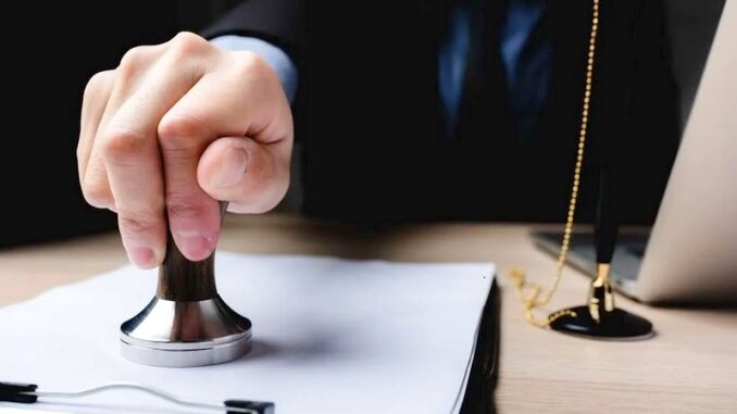 موثق يتابع قضائيا الغرفة الوطنية للموثقين ناحية الوسط سابقا لاحتكارهم عقود عمومية