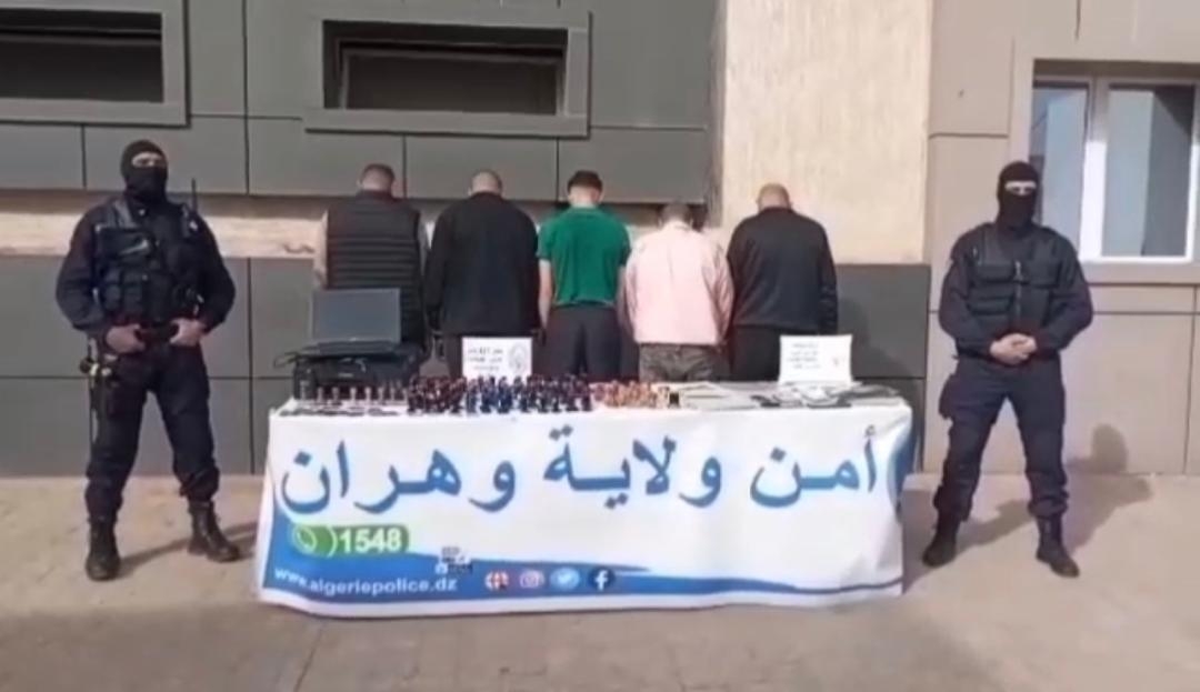 تفكيك شبكة إجرامية مختصة في تزوير الوثائق وتقليد الأختام بوهران