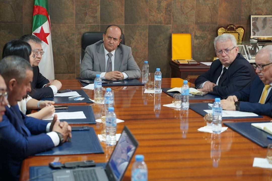 وزير الصناعة يستقبل وفدًا رفيع المستوى ممثلًا عن المجمع الحكومي الصيني AVIC