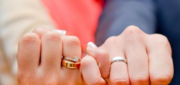 أعيش في ريب من أمري بين واقعنا الهادئ.. وآراء زوجي على المواقع