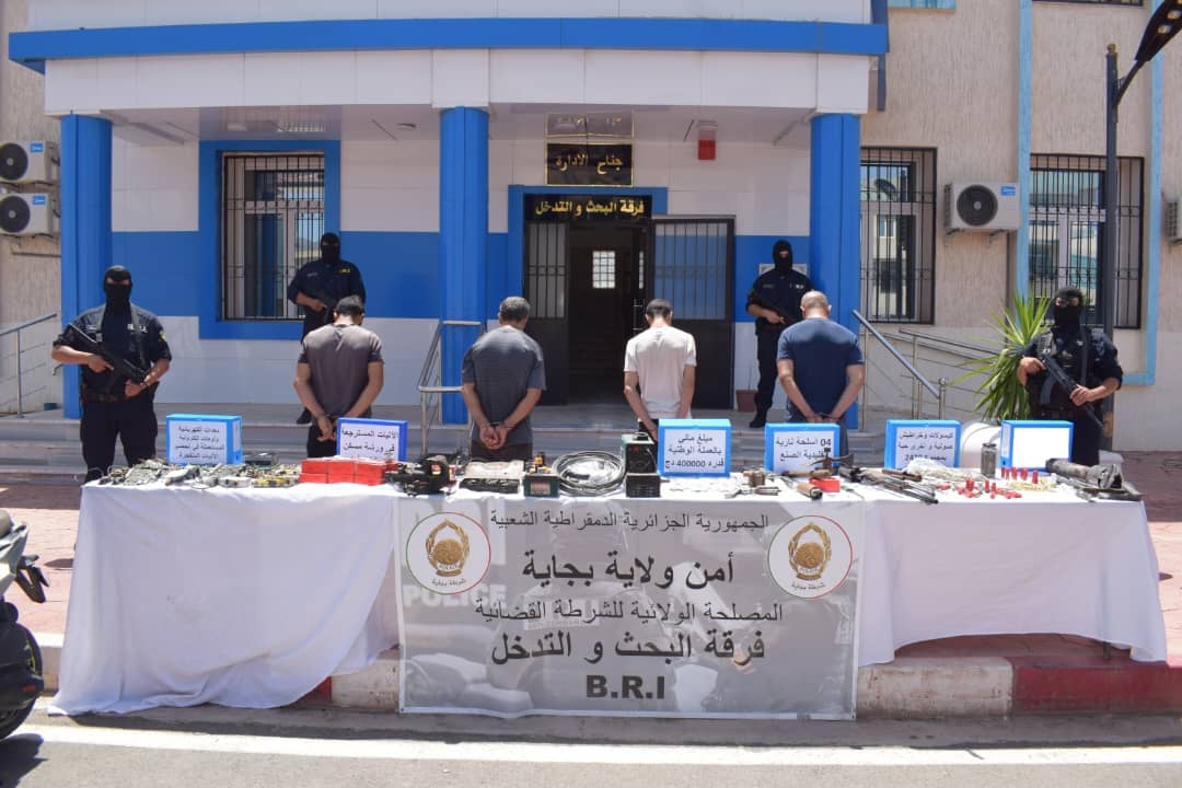 بجاية: الإطاحة بشبكة مختصة في تصنيع والإتجار بالأسلحة النارية