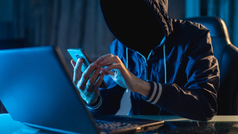 الشرطة تحيل مشتبهاً بهم في جرائم احتيال الكتروني إلى النيابة العامة