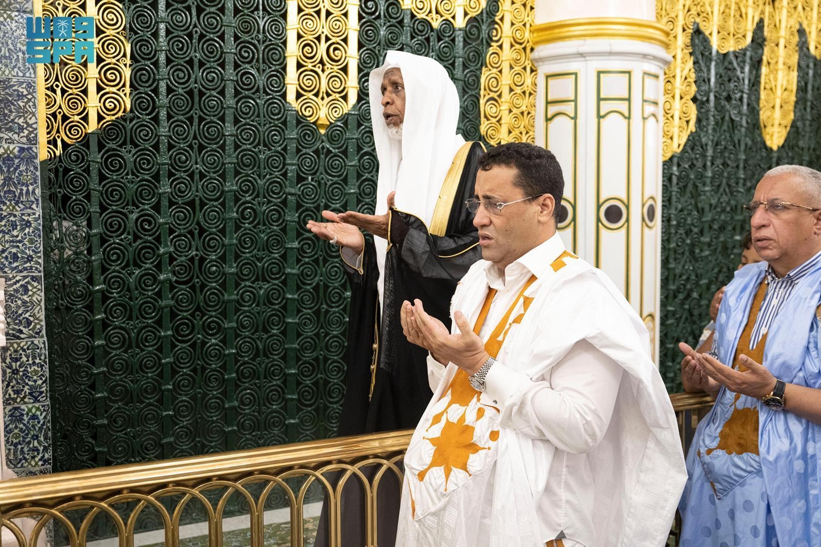 الوزير الأول يصل المدينة المنورة لأداء مناسك العمرة