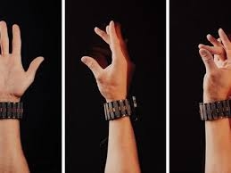 "ميتا" تكشف عن سوار ذكي يتحكم بالحواسيب عبر حركة عضلات اليد