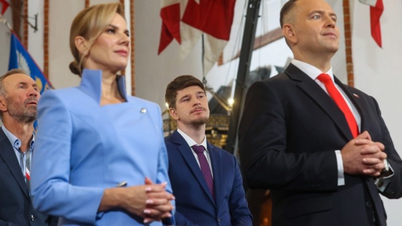 Poland's new president pledges sovereignty, challenges Brussels