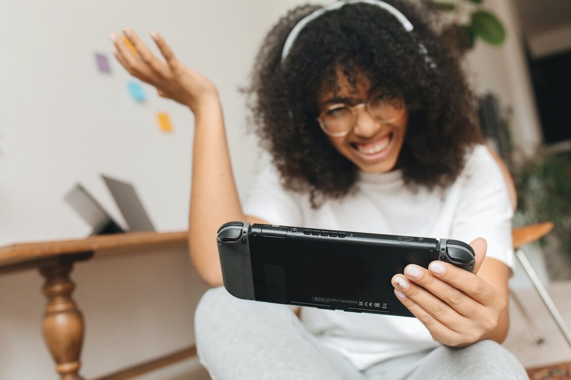 7 Ways Girl Gamers Are Taking Over The Niche
