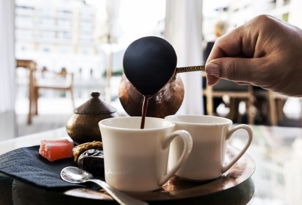 شرب القهوة يقلل خطر الوهن .. دراسة تكشف سر الشباب العضلي في الشيخوخة