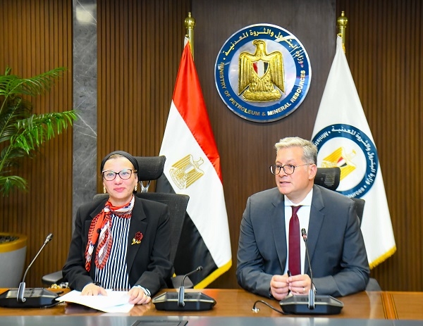 وزيرا البيئة والبترول يناقشان سبل خفض الإنبعاثات الكربونية في مصر