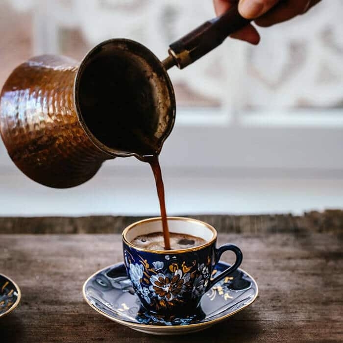 طبيب يحذر من أضرار القهوة المسائية