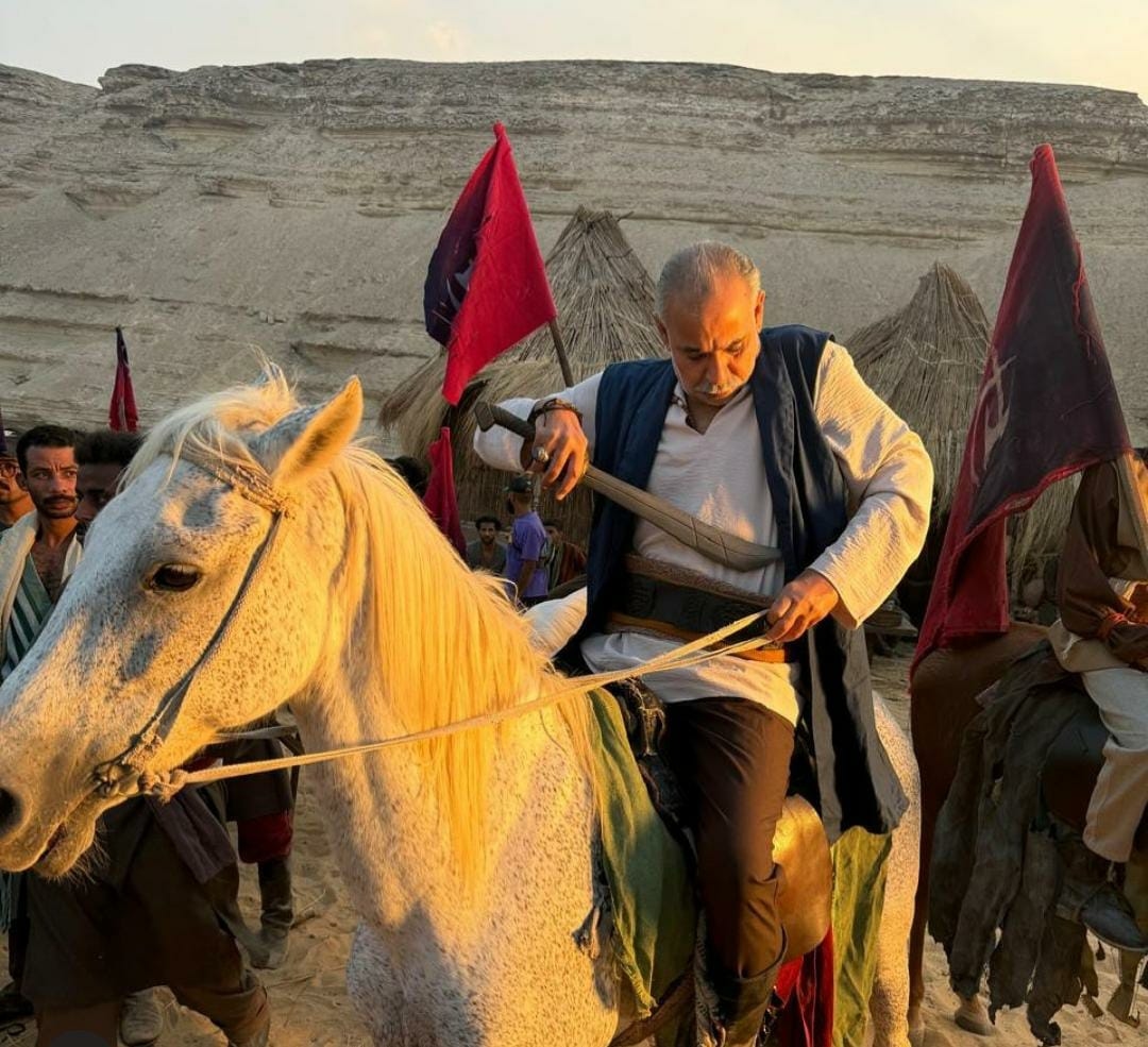 محمود البزاوى يداعب متابعيه من كواليس "مملكة الحرير" .. شاهد
