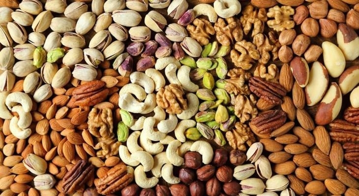 أهم المكسرات التى تعزز نمو الشعر