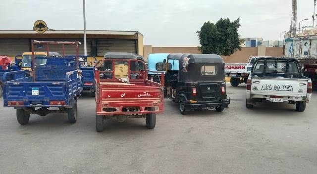 جهاز مدينة بدر يصادر على 7 تكاتك ويضبط 4 مركبات و12 تروسيكل.. صور