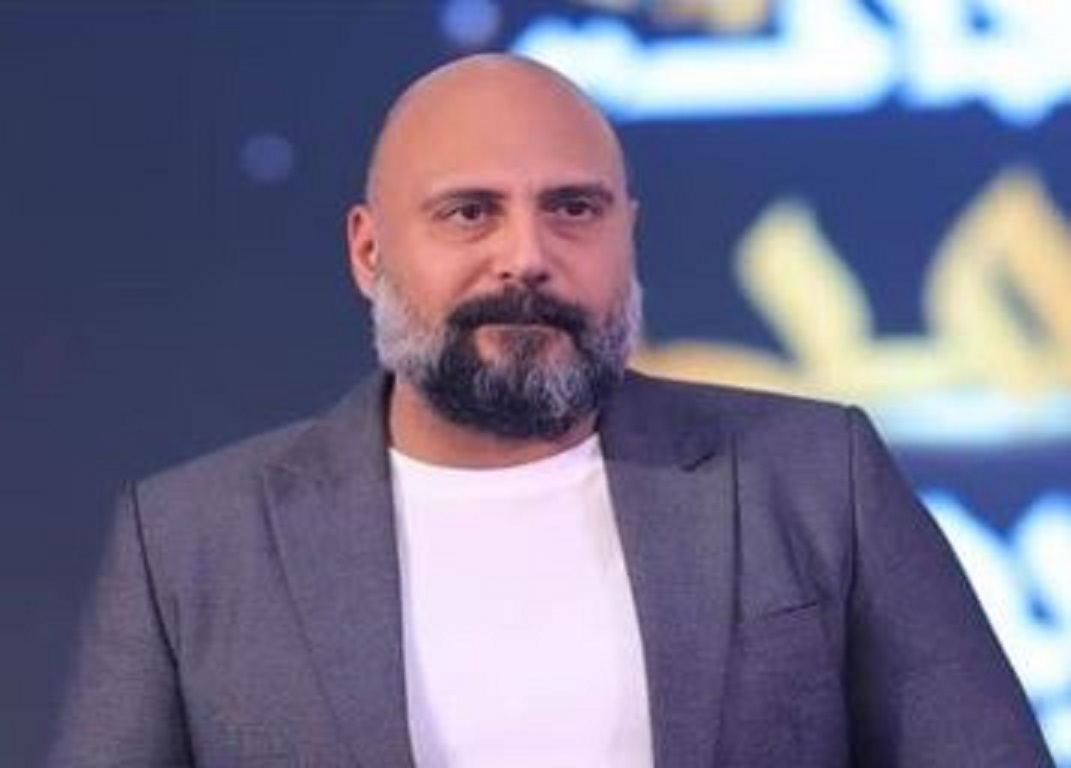 وليد فواز يستمتع بإجازته الصيفية ويوثق قفزة خطرة بالماء فوق جبل مرتفع