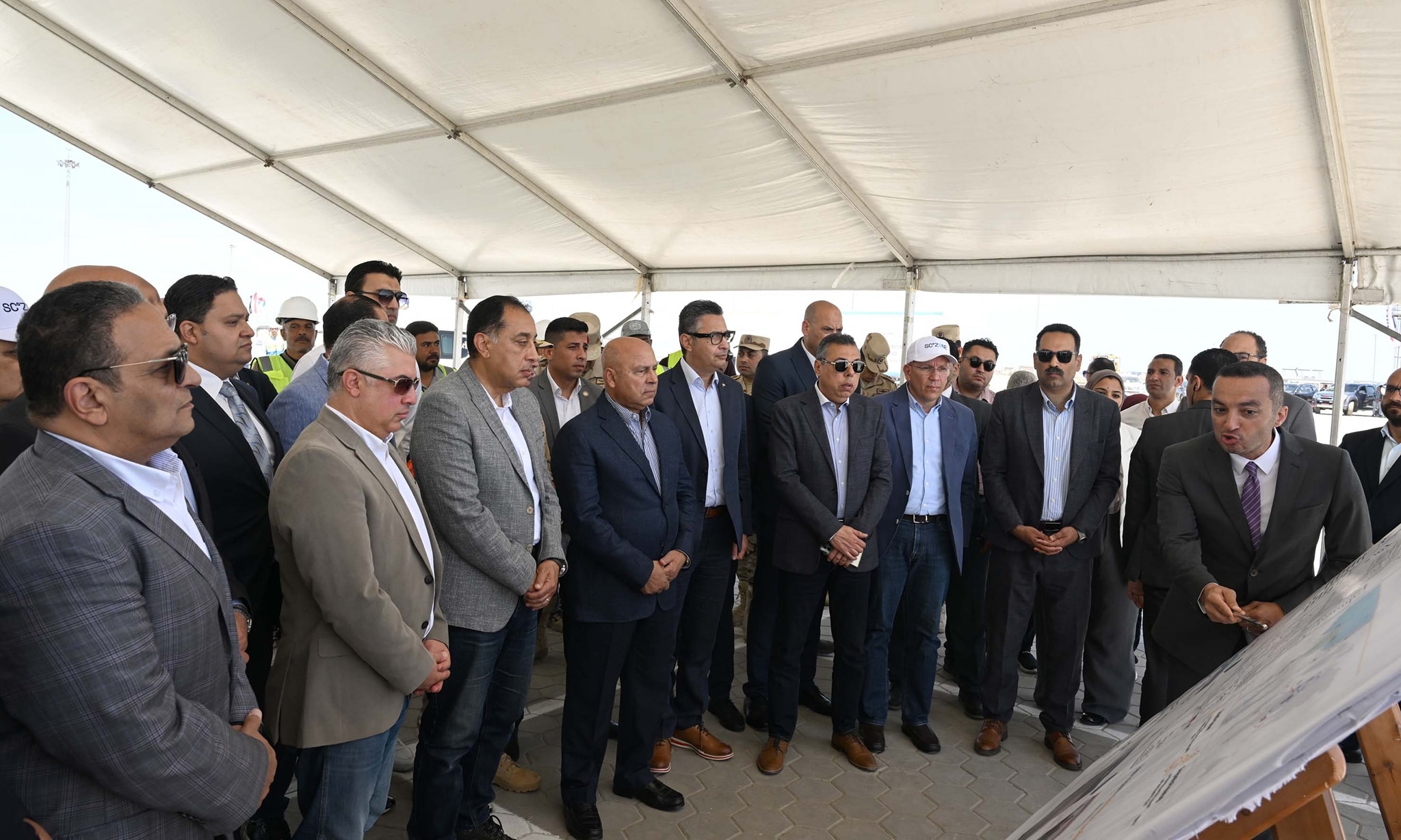 رئيس الوزراء يتفقد محطة دحرجة السيارات (RORO)