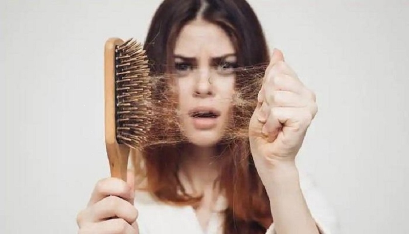 هل تدليك فروة الرأس يوقف تساقط الشعر فعلًا؟ إليك ما يقوله الأطباء