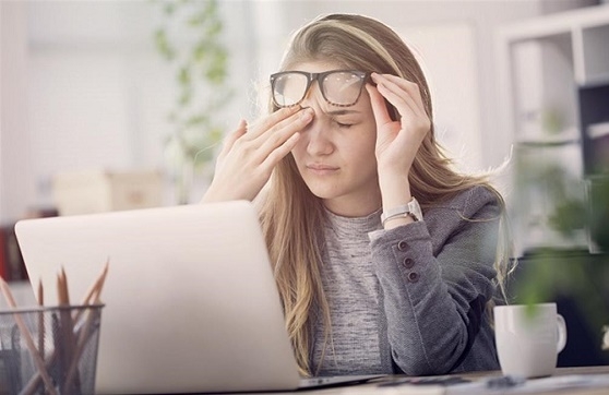 طبيب يوضح تأثير الإجهاد على الرؤية