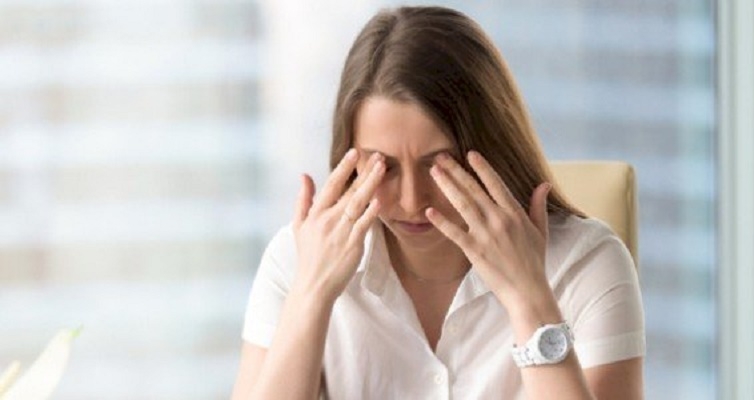 تعرف على مخاطر ظهور بقع أمام العين