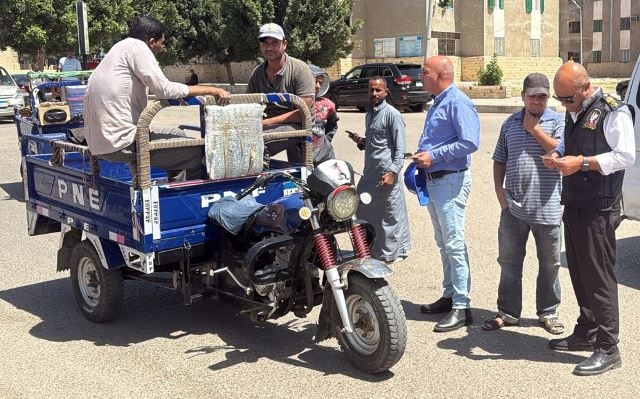 جهاز الشروق يغلق أكبر مول ويضبط 10تروسيكلات وموتوسيكلات.. بالصور