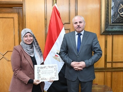 رئيس جامعة القناة يكرم الفائزين بجائزة الأبحاث العلمية لخدمة المجتمع