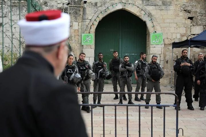 الاحتلال الإسرائيلي يسلم خطيب "الأقصي" قرارا بالإبعاد عن المسجد لمدة أسبوع