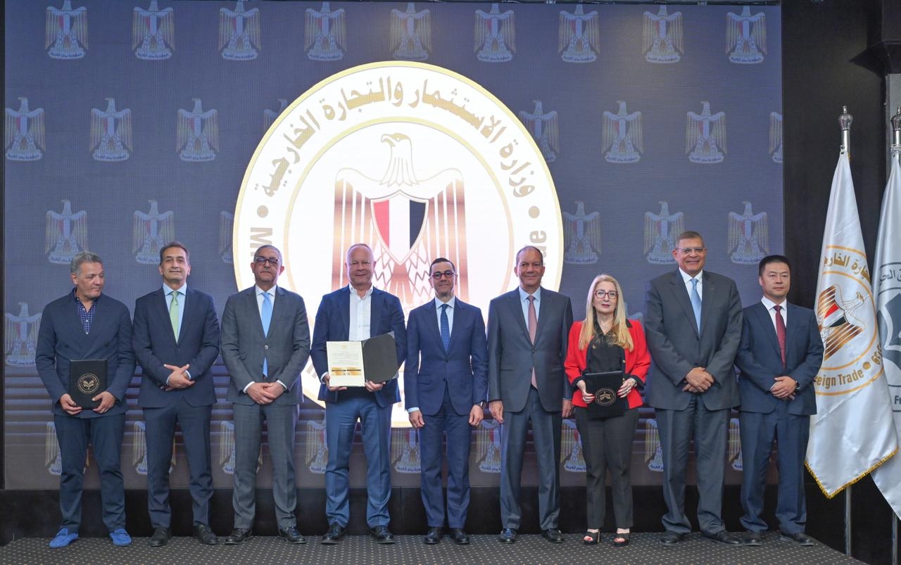 وزير الاستثمار يسلم 6 رخص ذهبية جديدة لعدد من المشروعات الاستثمارية