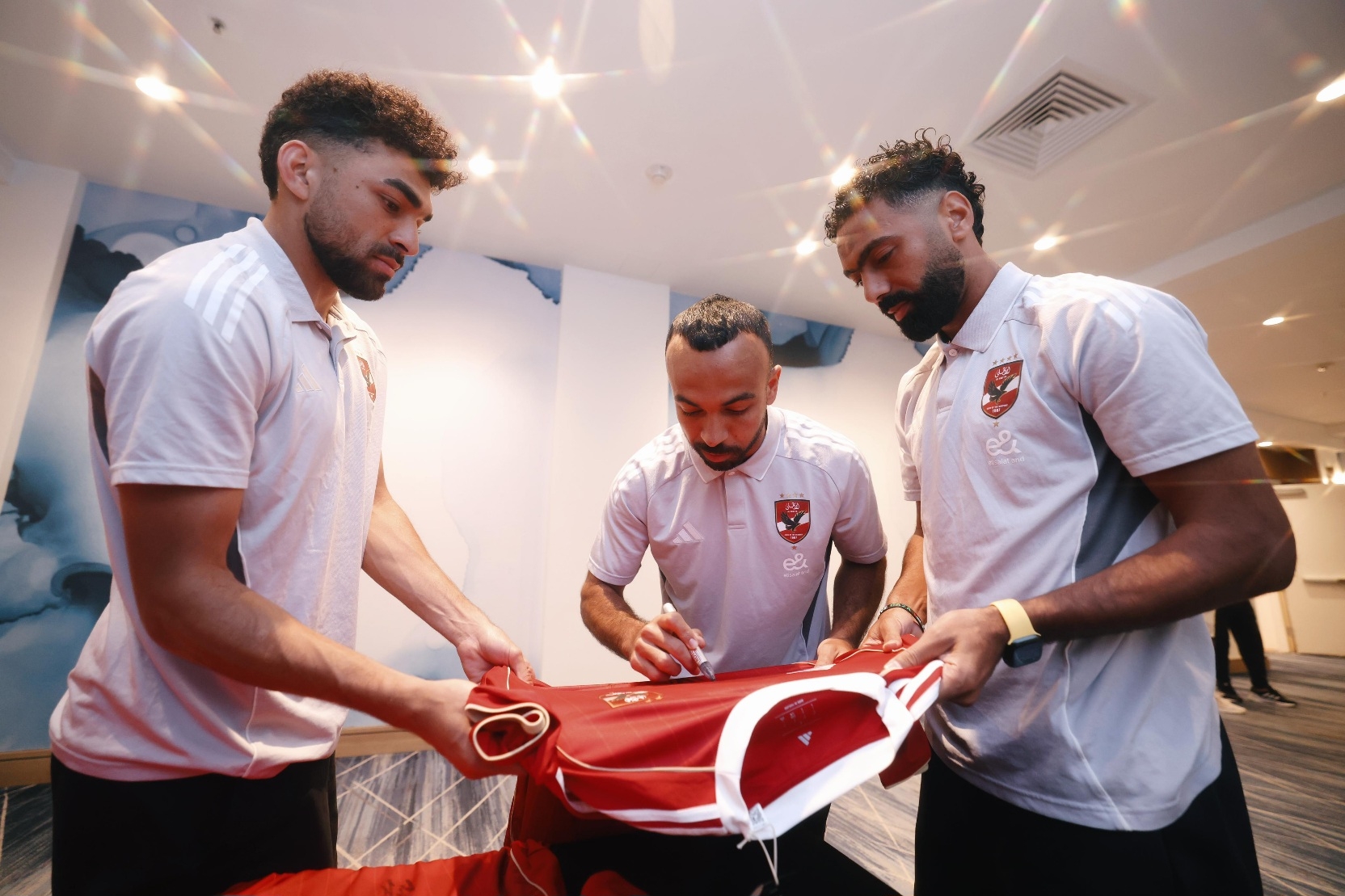 "فيفا" يحصل على توقيعات اللاعبين على قمصان الأهلي