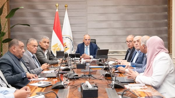 وزير الري يوجه باستمرار تنفيذ برنامج الصيانة الدورية للمحطات