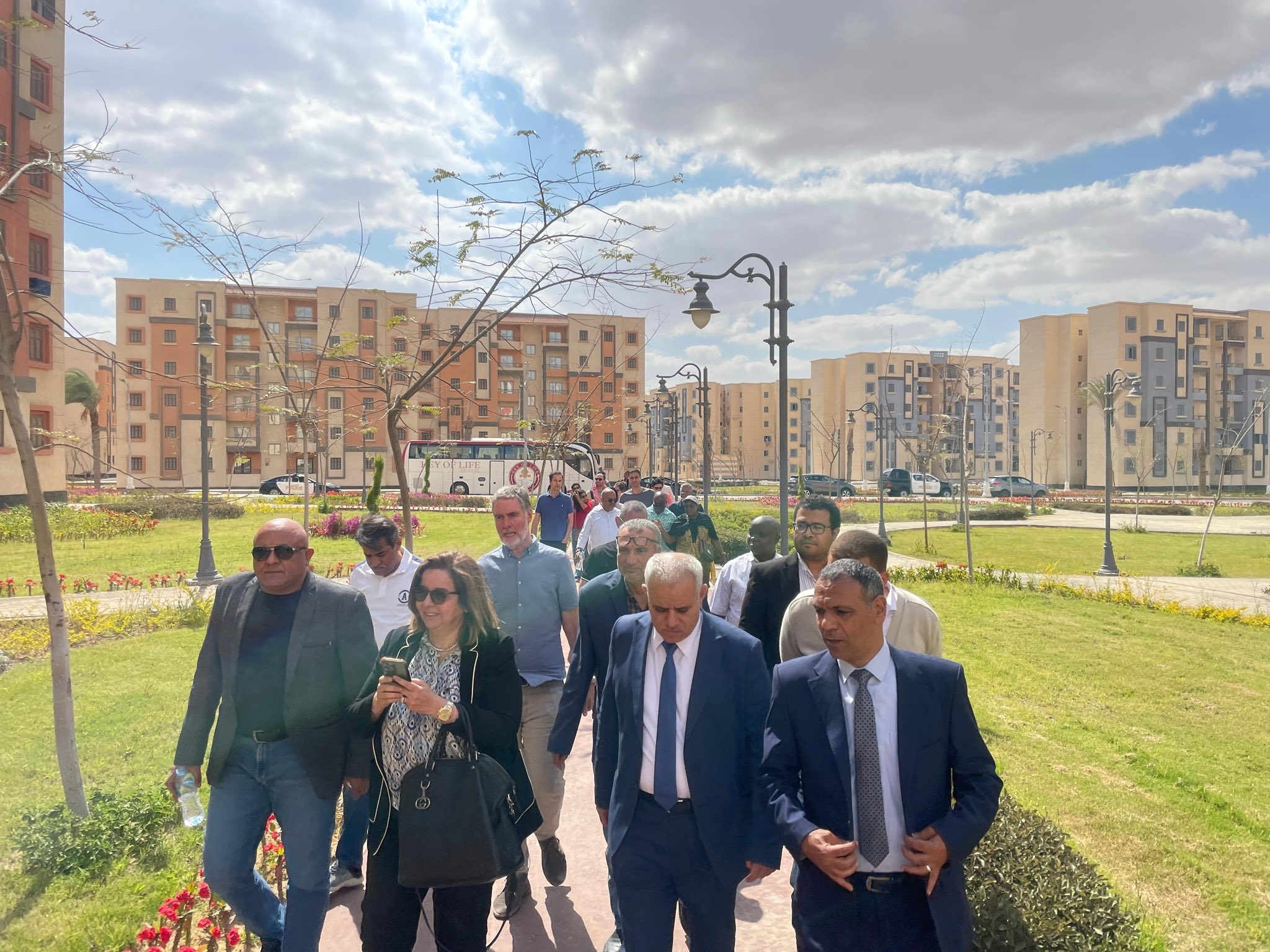 مي عبد الحميد تستقبل وفود ١٠ بنوك مركزية لزيارة وحدات سكن لكل المصريين