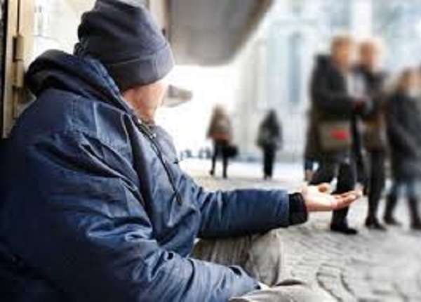 صدقة الفريضة..هل يجوز إعطائها للسائل المشكوك فى إحتياجه