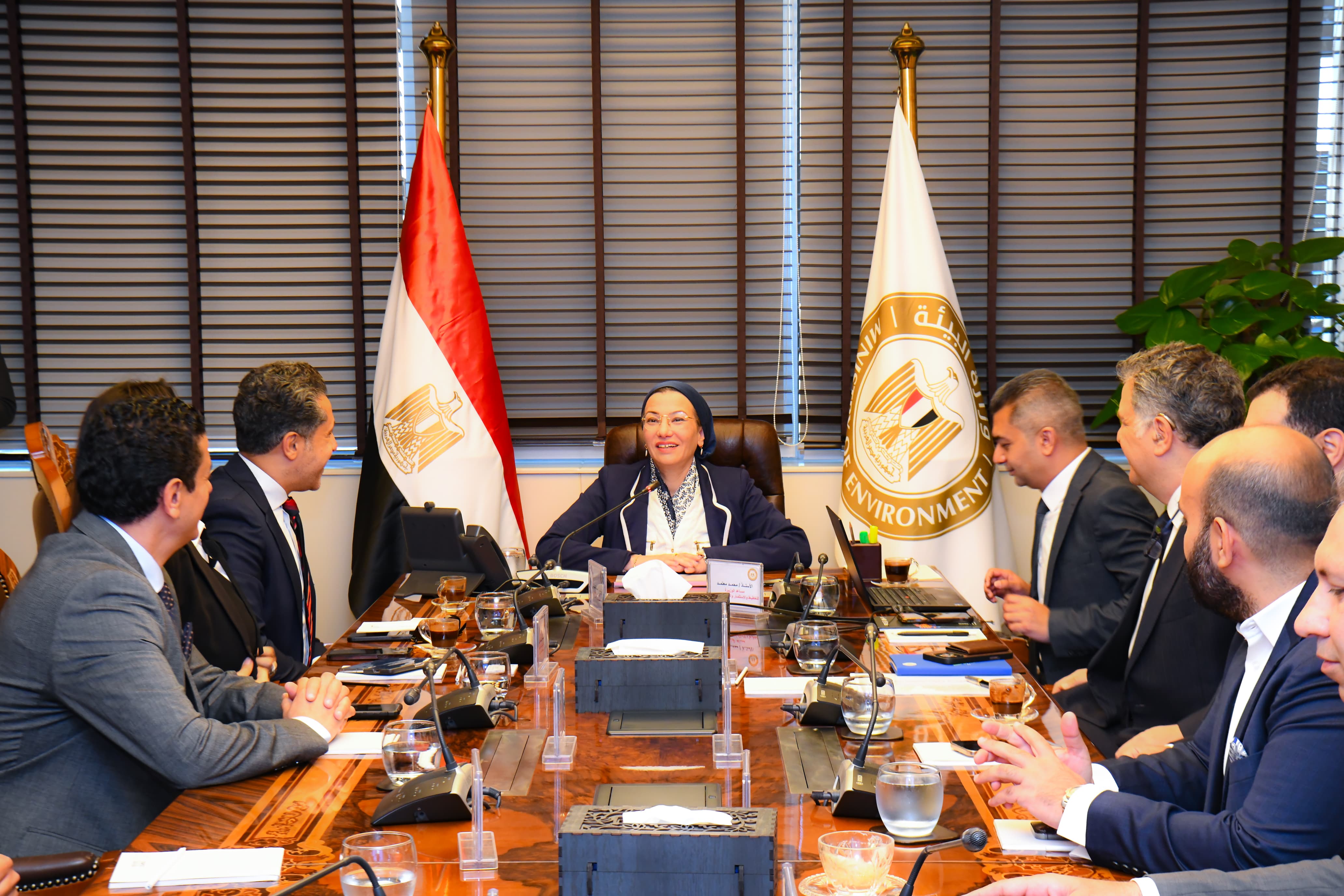 وزيرة البيئة تبحث مع شباب الأعمال فرص الاستثمار البيئي
