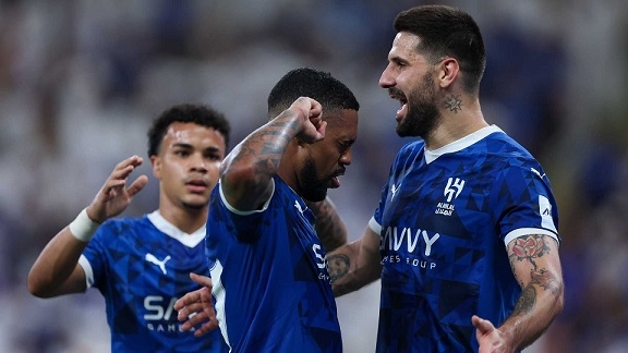 لاجامي يظهر لأول مرة.. الهلال يطير إلى أمريكا بـ"القوة الضاربة"