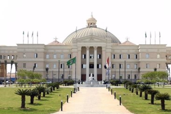 رئيس جامعة القاهرة يشارك في التصويت بانتخابات صندوق الزمالة