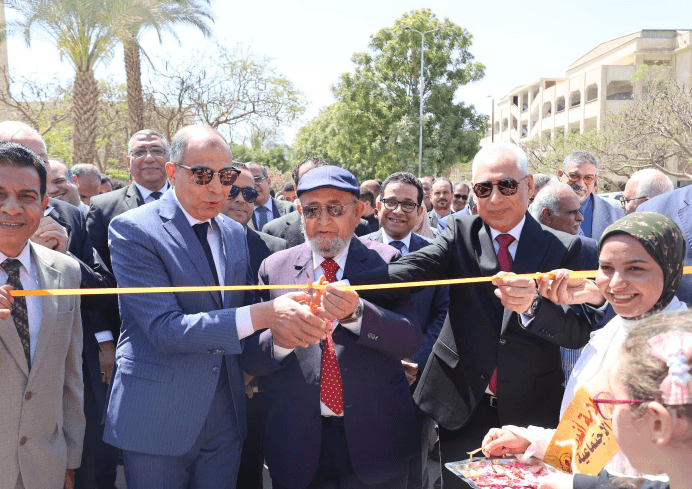 رئيس الجامعة ومحافظ المنيا يفتتحان معرض " بهجة الربيع"
