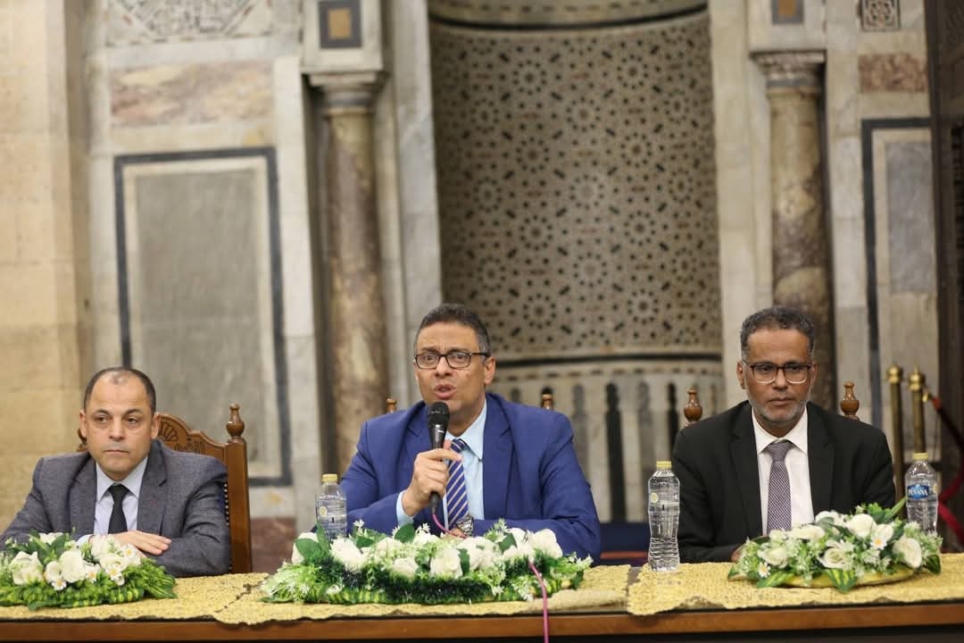 ملتقى الأزهر للقضايا : يحذر من شبكات التواصل وتأثيرها علي الوعي