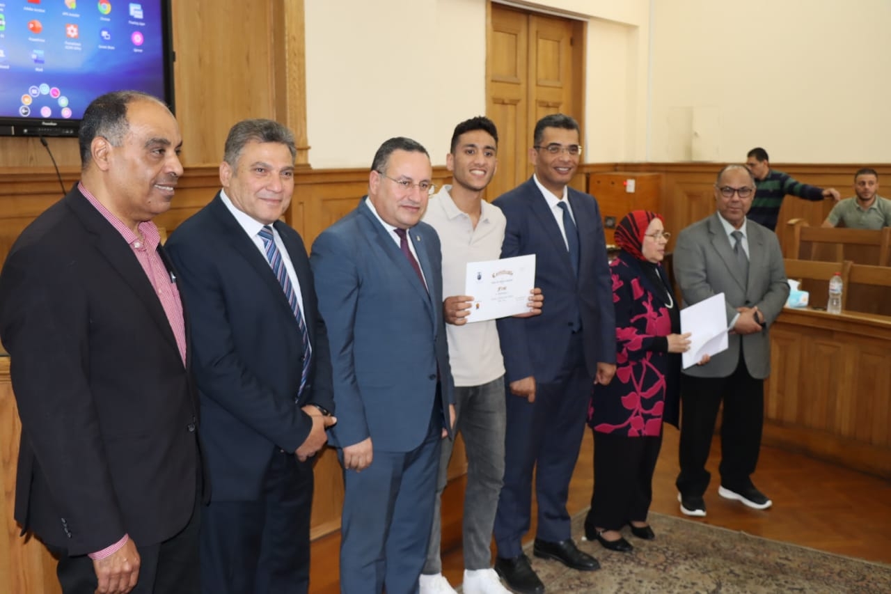 تكريم اوائل هندسة اسكندرية فى احتفالية ذكرى الدكتور منير قنصوه