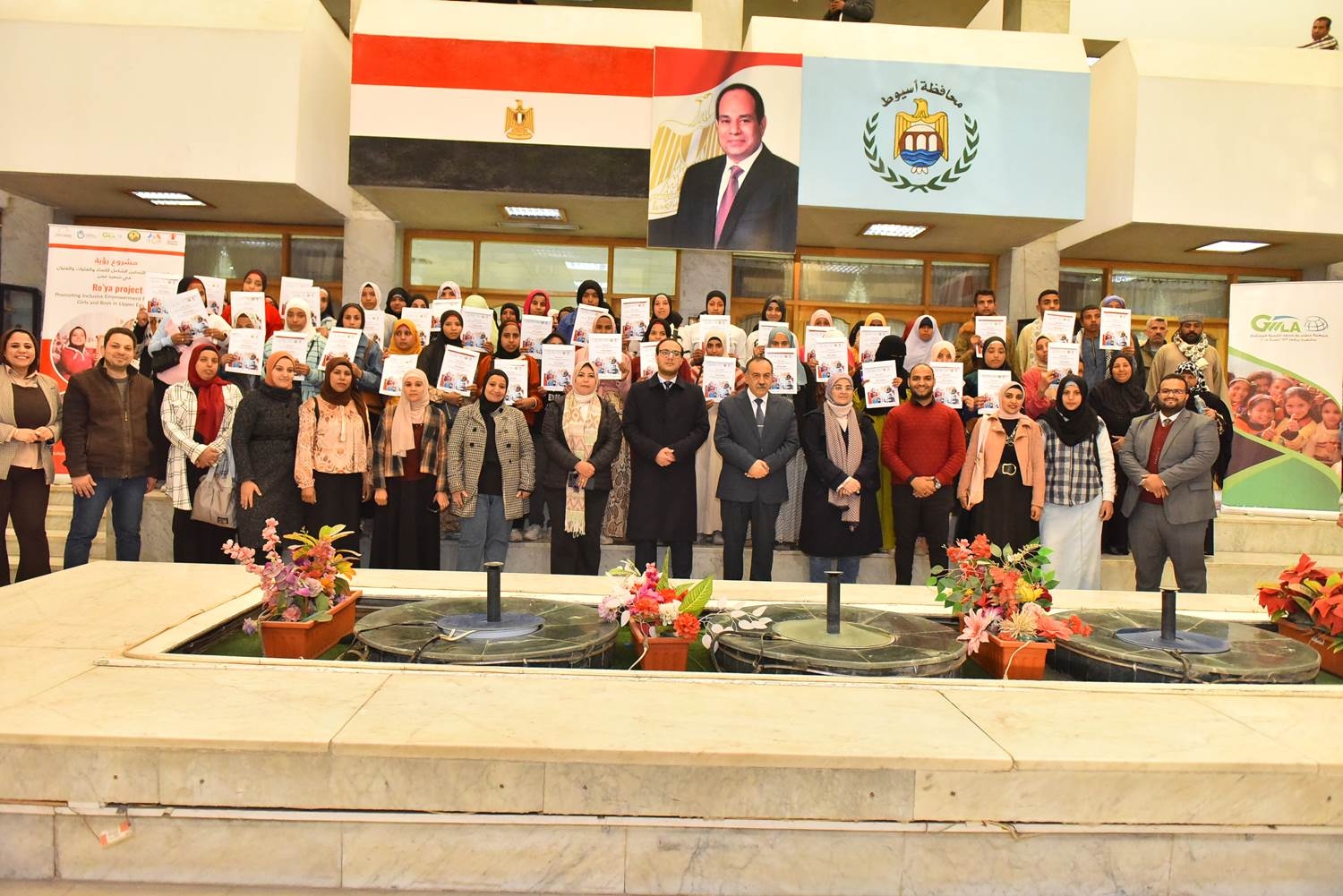 محافظ أسيوط يسلم 36 شاب خريجي مشروع رؤية للتمكين الشامل